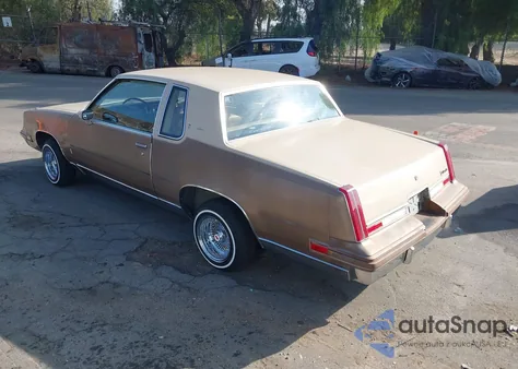 1982 Oldsmobile Cutlass Supreme Brougham z USA, uszkodzony, nr VIN 1G3AM47A6CM477902